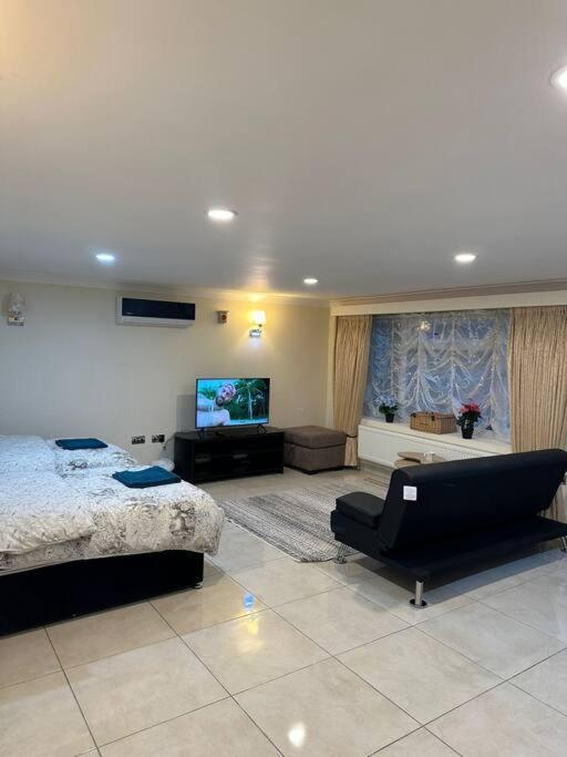 Studio Flat Gants Hill With Free Parking Redbridge Esterno foto