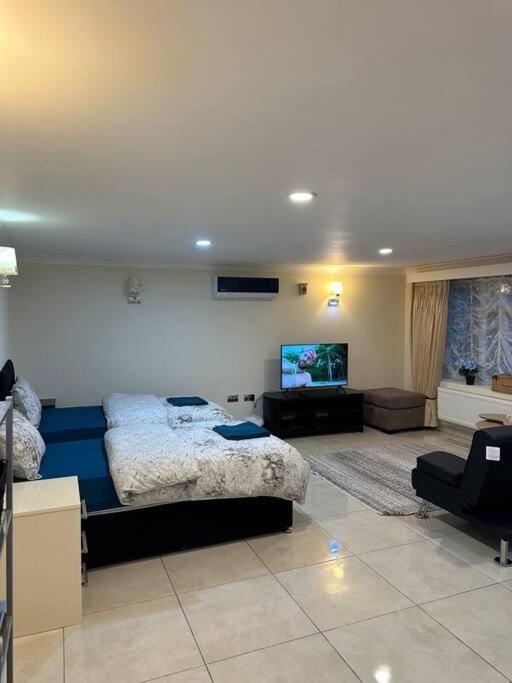 Studio Flat Gants Hill With Free Parking Redbridge Esterno foto
