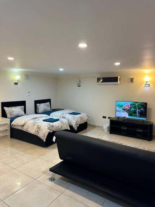 Studio Flat Gants Hill With Free Parking Redbridge Esterno foto