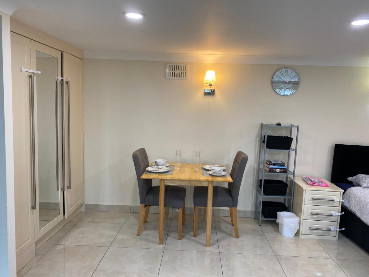 Studio Flat Gants Hill With Free Parking Redbridge Esterno foto