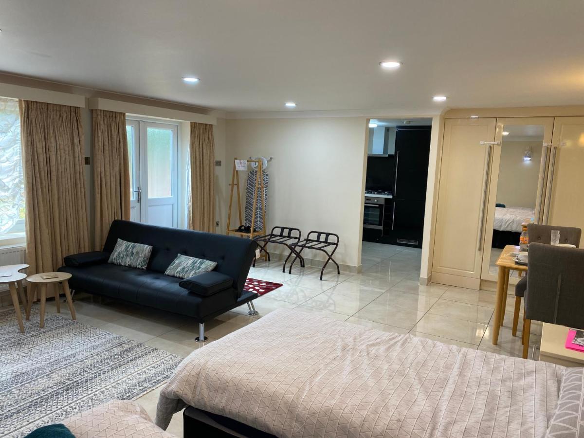 Studio Flat Gants Hill With Free Parking Redbridge Esterno foto